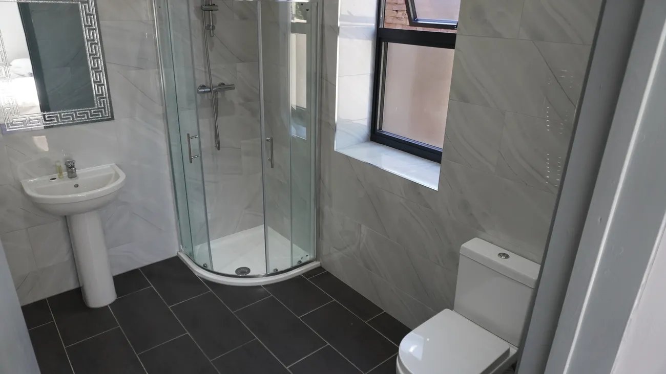 En-suite bathroom at Roshni Hotel